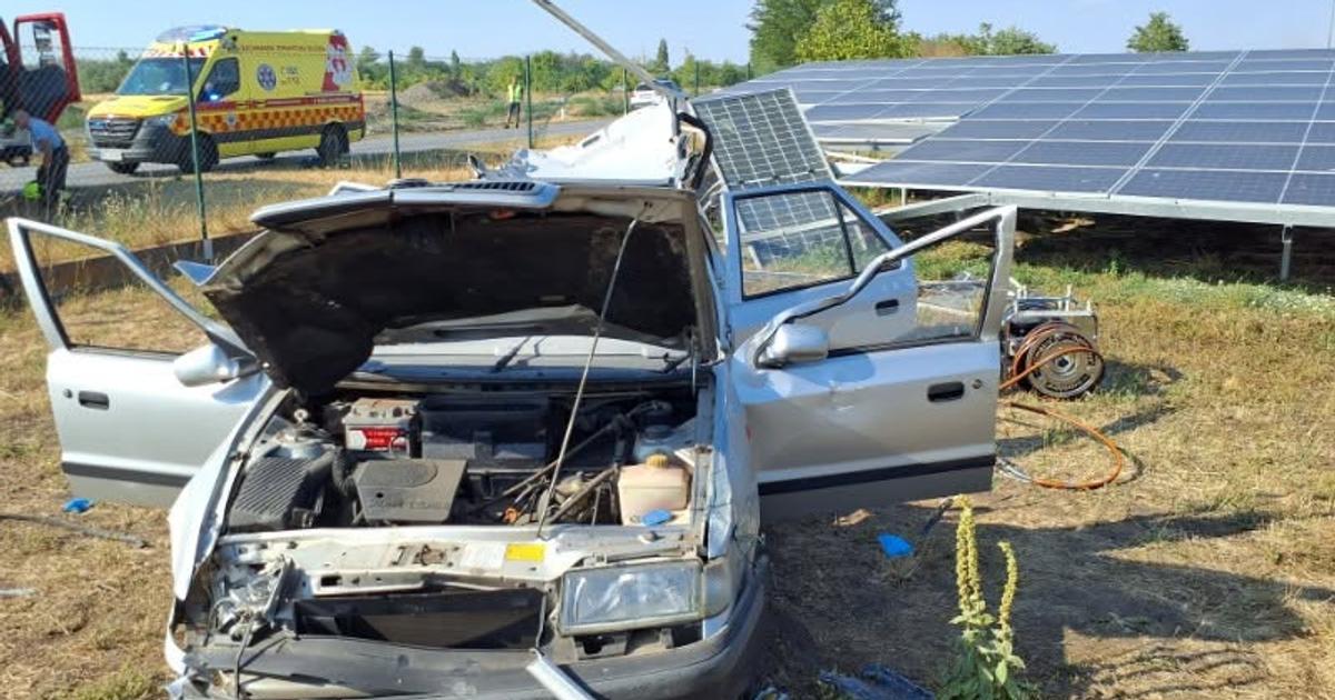 Auto zislo z cesty po havarii museli zakliesnenho vyslobodit skoncil v nemocnici