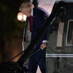 Desiatky pasazierov o nicom netusili Trumpov unik z Air Force One z nich urobil terc