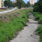 Koryto rieky Bodva v Moldave je bez vody mesto situaciu vyuzilo na jeho upratanie