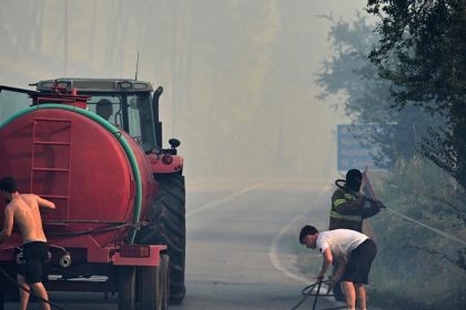 Lesny poziar na greckom ostrove Skyros ohrozuje obydlene oblasti