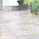 Po umornych horucavach prisli burky Z vychodu hlasia intenzivne zrazky hrozia aj povodne