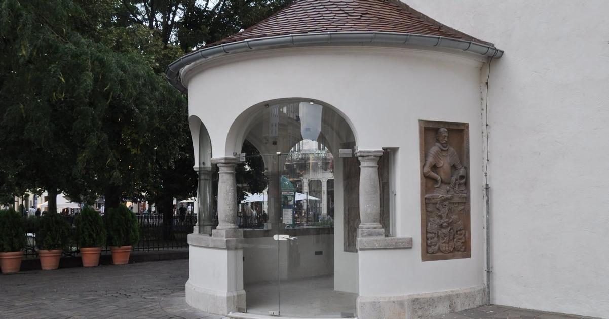 Preglejka z Urbanovej veze zmizla Sklenene dvere museli byt po prasknuti zamku a vetre vyrobene nanovo