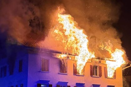 Pri poziari v bytnovom dome vo svajciarskom meste Thusis prisli o zivot dvaja ludia