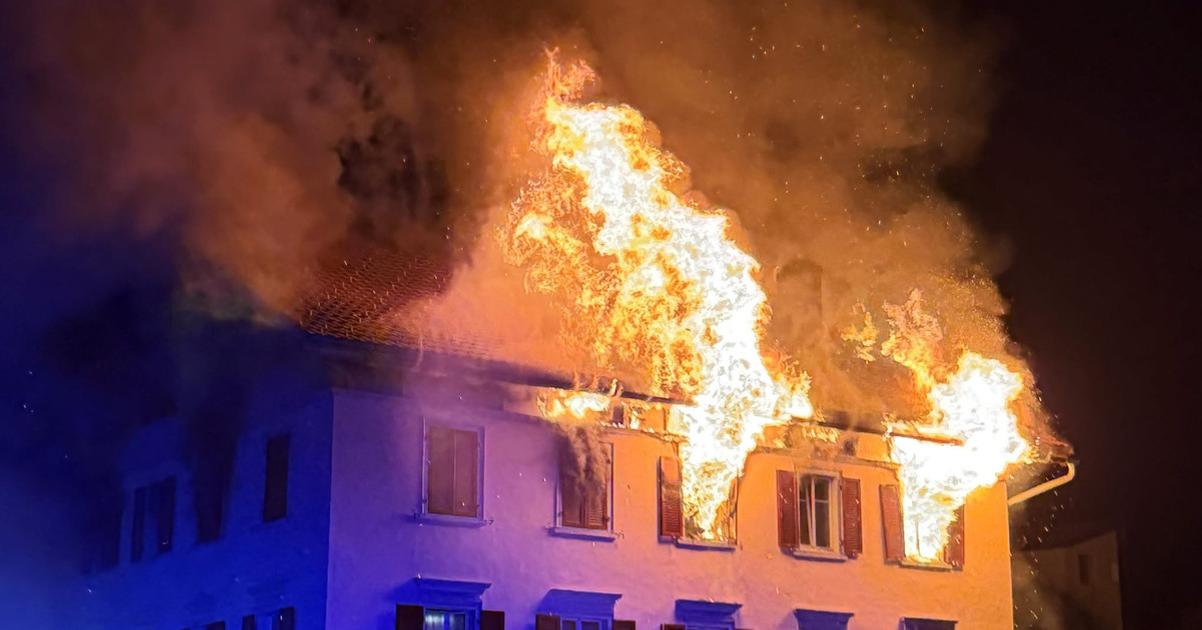 Pri poziari v bytnovom dome vo svajciarskom meste Thusis prisli o zivot dvaja ludia