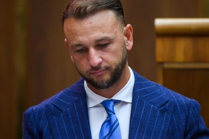 Sutaj Estok chcel oznamit navrh na zmenu ustavy no na tlacovu konferenciu napokon neprisiel