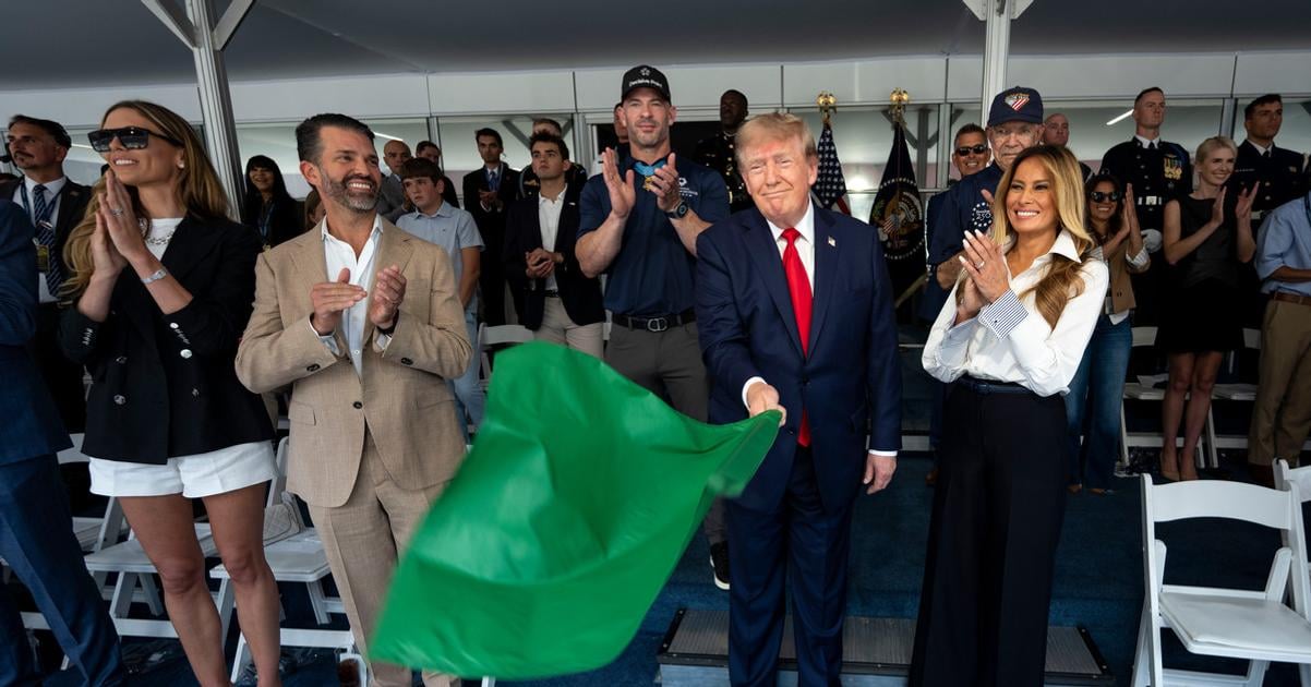 Trump zahajil preteky IndyCar v centre Washingtonu nariadil ich usporiadat ako sucast oslav vyrocia vzniku USA